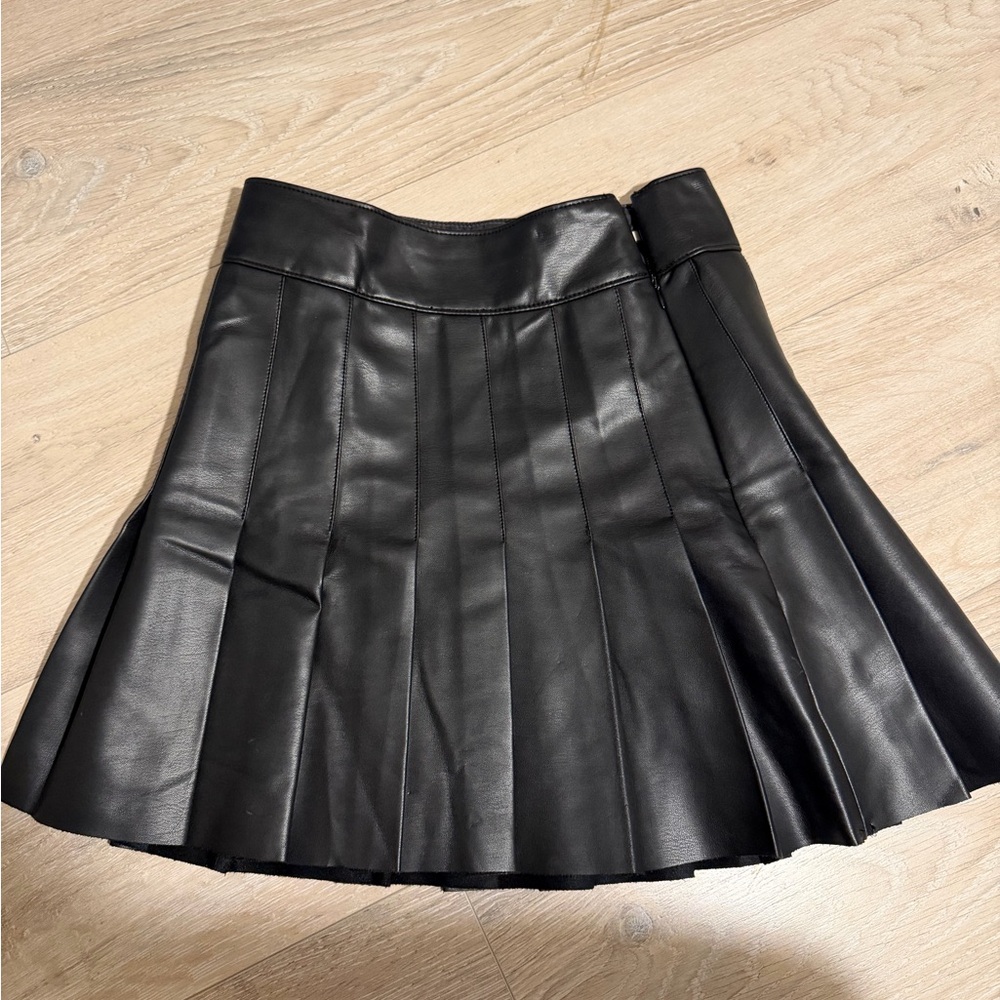 Abercrombie & Fitch Black Vegan Leather Pleated Skirt - Picture 2 of 5